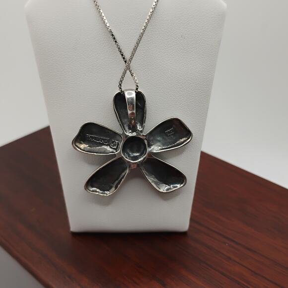 Retired Silpada Sterling Silver Daisy Pendant and Earrings - Picture 3 of 6